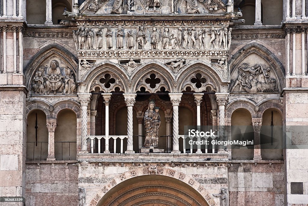 Ferrara Katedra Fasada szczegóły, Gotycka architektura we Włoszech - Zbiór zdjęć royalty-free (Sztych)