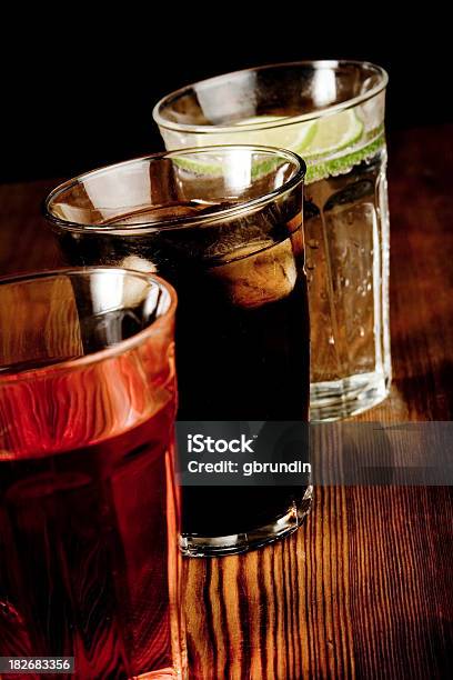 Bebidas Em Uma Linha - Fotografias de stock e mais imagens de Bebida - Bebida, Bebida Alcoólica, Bolha - Estrutura Física