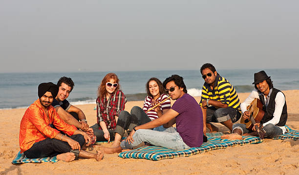 tiempo en la playa en la india - suit jeans men musician fotografías e imágenes de stock