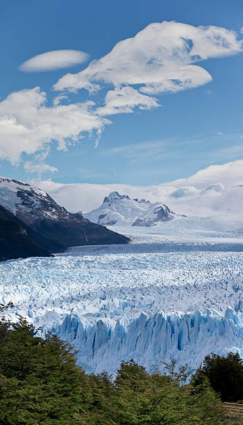 glaciar perito moreno national park, patagonia en argentina - patagonia ice shelf vertical argentina fotografías e imágenes de stock