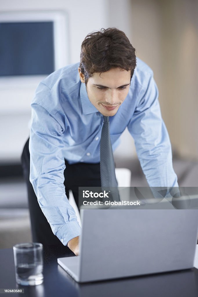 Negócios jovem Empresário trabalhando no laptop - Foto de stock de 20 Anos royalty-free