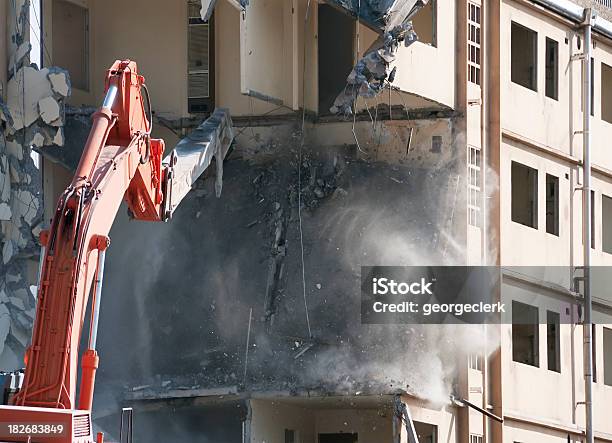 Photo libre de droit de Démolition De Flats banque d'images et plus d'images libres de droit de Chantier de construction - Chantier de construction, Chaos, Industrie du bâtiment