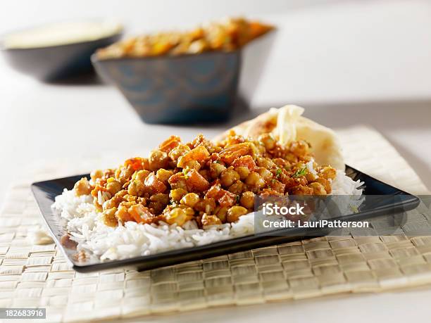 Chana Masala Um Prato De Vegetariano Indiano - Fotografias de stock e mais imagens de Grão-de-bico - Grão-de-bico, Arroz - Alimento Básico, Caril