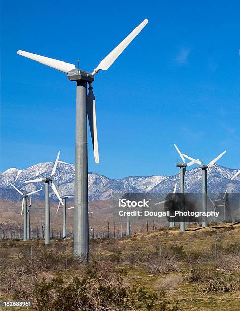 Photo libre de droit de San Gorgonio Qui Se Trouve À La Ferme De Turbines De Vent De La Génération Dénergie Renouvelables banque d'images et plus d'images libres de droit de Centrale électrique