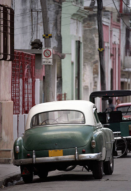 istock Cuban street scene 182683978