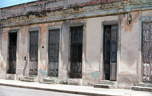 istock Cuban city street 182684159