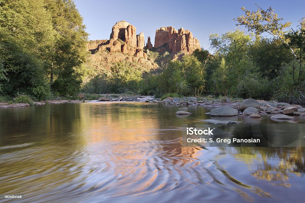 Traversata di pietra rossa - Foto stock royalty-free di Deserto