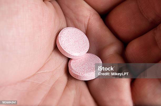 Two Antacid Chewables In Hand Stockfoto en meer beelden van Oesofagale reflux - Oesofagale reflux, Medicijnen, Zuurremmer