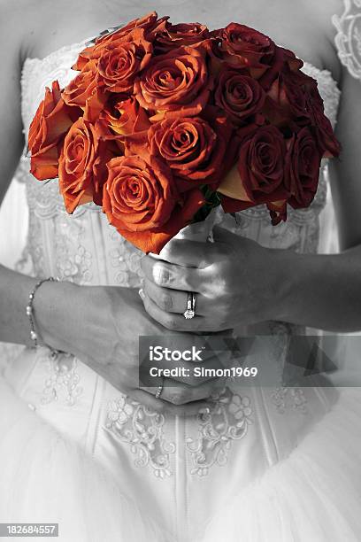 Elegante Sposa Bouquet - Fotografie stock e altre immagini di Abito da sposa - Abito da sposa, Adulto, Bellezza