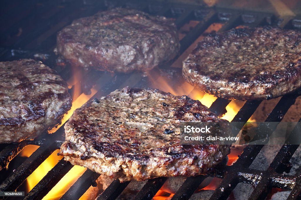 Burgery z Smokey Grill na węgiel drzewny - Zbiór zdjęć royalty-free (Barbecue)