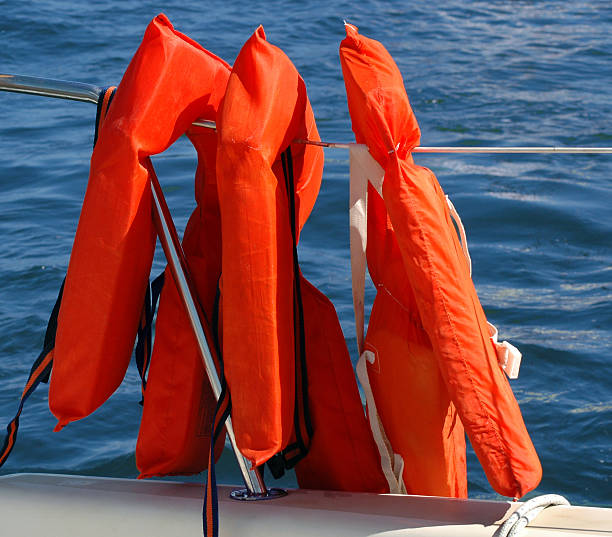 sobrevivência laranja coletes salva-vidas gratuitos - life jacket equipment safety jacket - fotografias e filmes do acervo