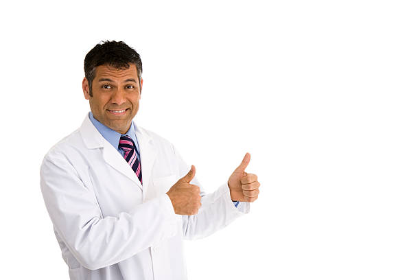 hombre hispano usando la bata de laboratorio geturing pulgares arriba - scientist lab coat doctor male fotografías e imágenes de stock