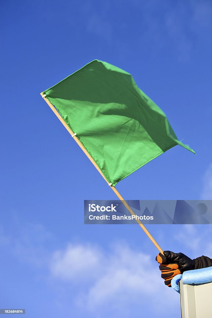 Vert drapeau de course automobile contre un ciel bleu clair - Photo de Couleur verte libre de droits