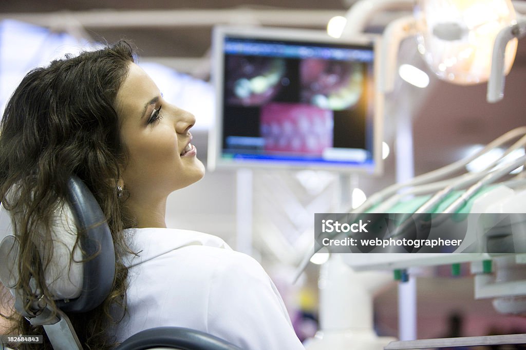 Mujer en el dentista - Foto de stock de Consultorio dental libre de derechos