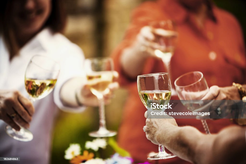 Brindando com vinho branco - Foto de stock de 30 Anos royalty-free