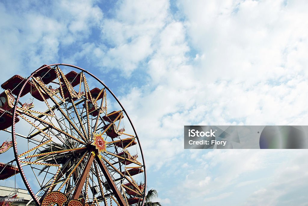 Grande roue dans le ciel - Photo de Activité de loisirs libre de droits