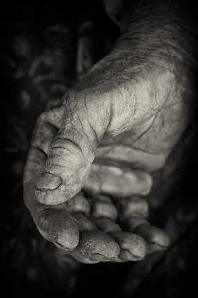 istock hand of a old woman 182685066