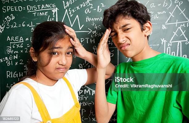 発明 Maths は誰ですか 学生に数学の問題 - 10歳から11歳のストックフォトや画像を多数ご用意 - 10歳から11歳, 14歳から15歳, 2人
