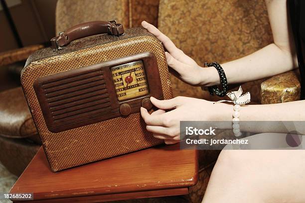 回転のあるラジオ - ラジオのストックフォトや画像を多数ご用意 - ラジオ, レトロ調, 女性
