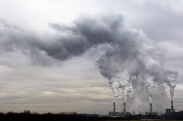 planta de energía con la contaminación - contaminación del aire fotografías e imágenes de stock