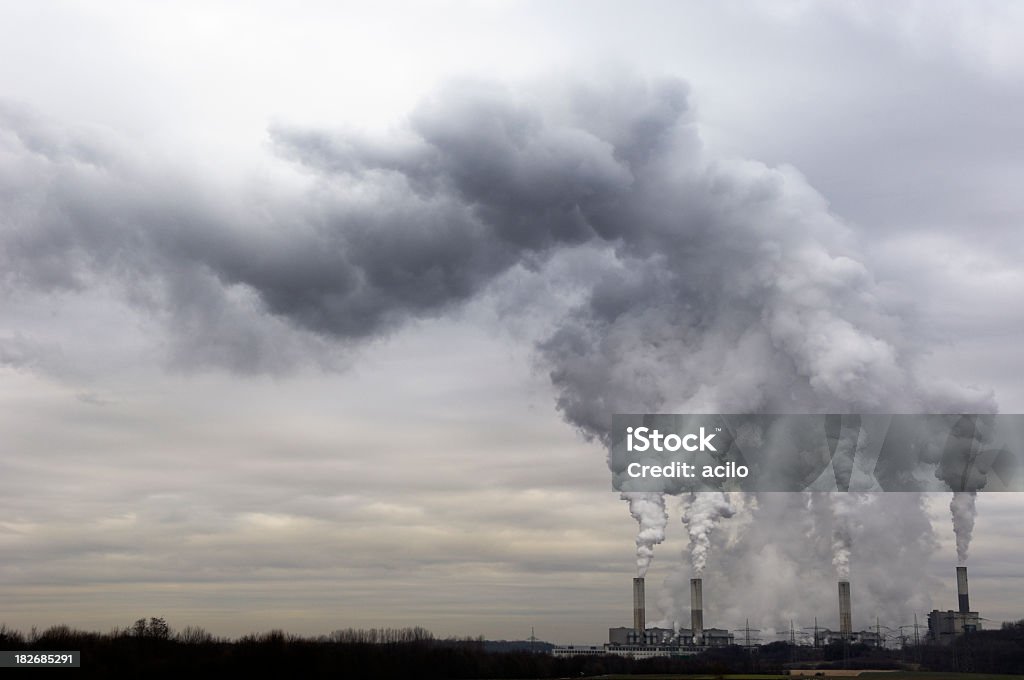 Электростанция с загрязнением - Стоковые фото Парниковый газ роялти-фри
