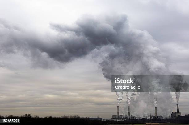 Электростанция С Загрязнением — стоковые фотографии и другие картинки Парниковый газ - Парниковый газ, Загрязнение окружающей среды, Вредные пары