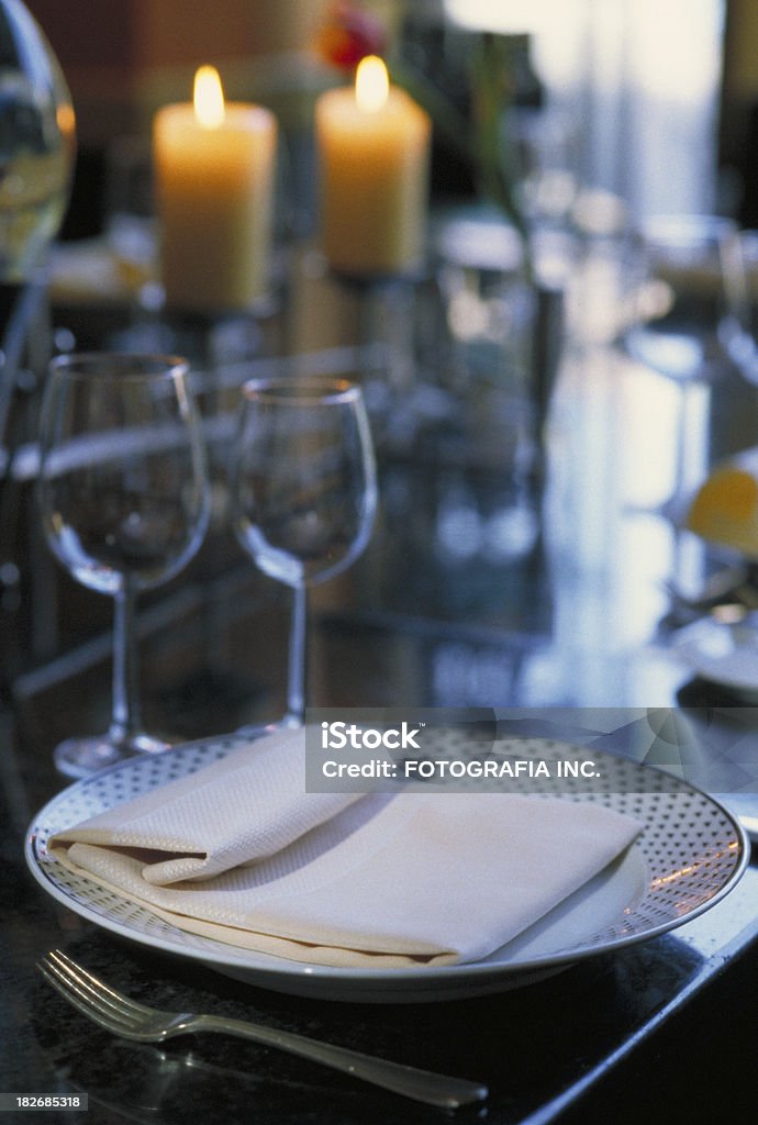 レストランのテーブルセッティング - アウトフォーカスのロイヤリティフリーストックフォト