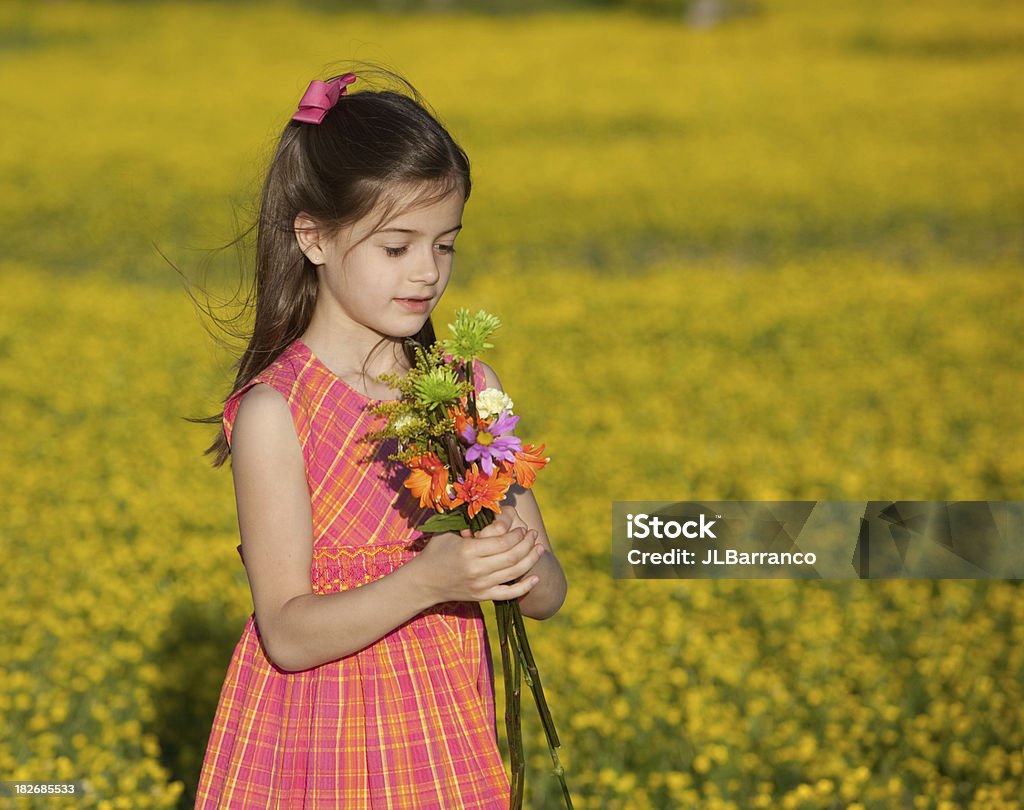 Menina com Flores de Primavera - Royalty-free Amarelo Foto de stock