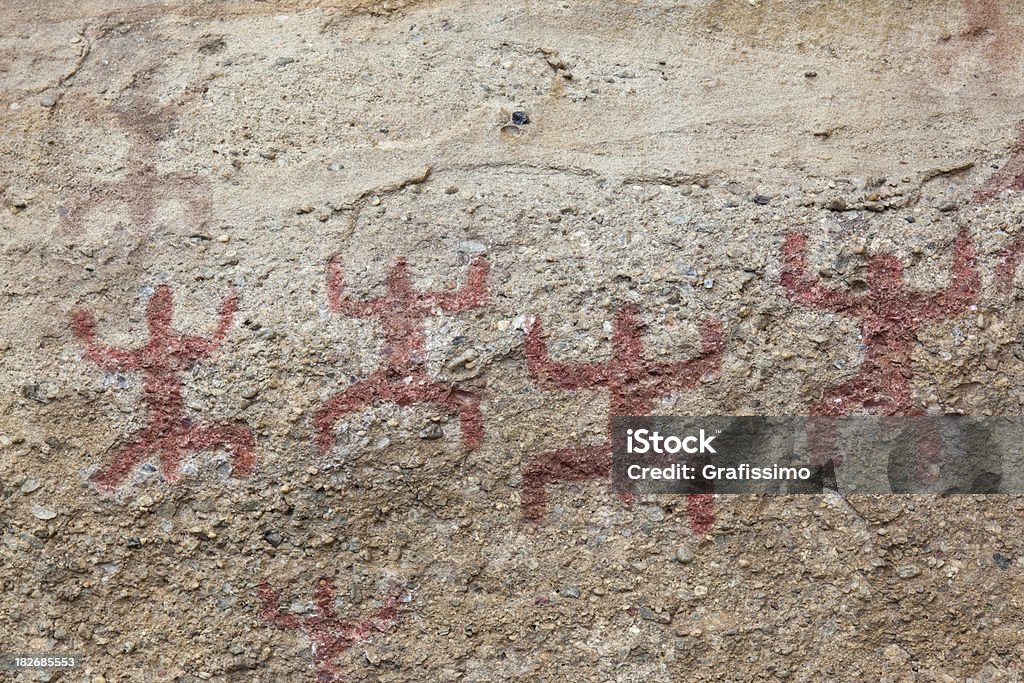 Sito archeologico di petroglyph di quattro uomini - Foto stock royalty-free di Archeologia