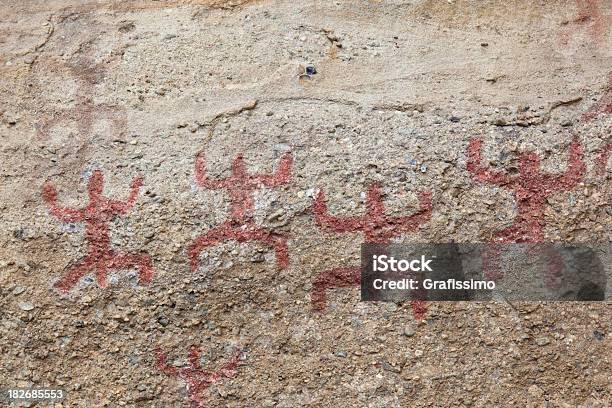 Sito Archeologico Di Petroglyph Di Quattro Uomini - Fotografie stock e altre immagini di Archeologia - Archeologia, Età della pietra, Pittura rupestre