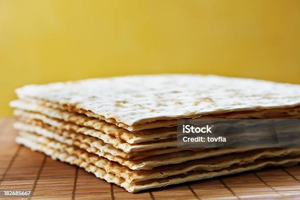 Matzah - Fotografias de stock e mais imagens de Pão matzo - Pão matzo, Pesach, Comida e Bebida
