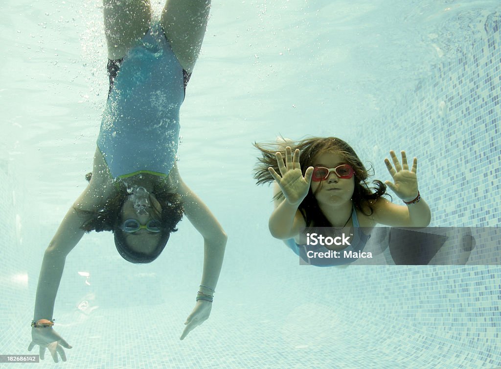 2 つの女の子のプールでのダイビング - プールのロイヤリティフリーストックフォト