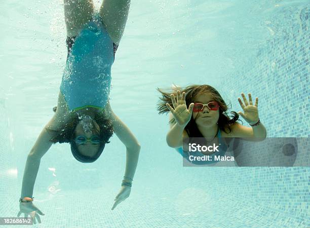 2 つの女の子のプールでのダイビング - プールのストックフォトや画像を多数ご用意 - プール, 女の子, 12歳から13歳