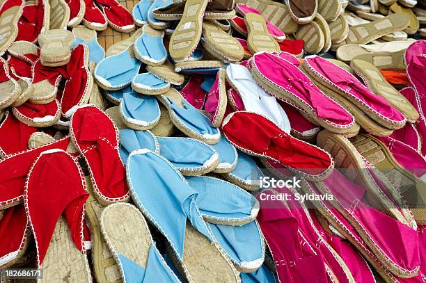 Scarpe Canapa Sandals - Fotografie stock e altre immagini di Ambientazione esterna - Ambientazione esterna, Ammucchiare, Calzature