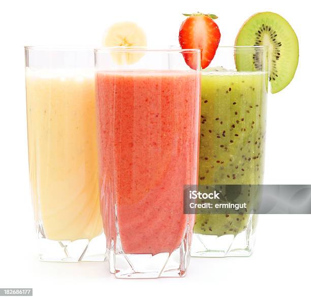 Photo libre de droit de Des Jus De Kiwi À La Banane Et À La Fraise banque d'images et plus d'images libres de droit de Fond blanc - Fond blanc, Jus de fraise, Kiwi - Fruit