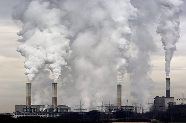 smokestacks con inquinamento - toxic substance fumes environment carbon dioxide foto e immagini stock