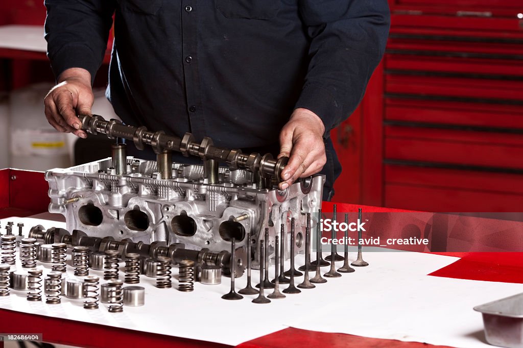 Mechaniker Wiederaufbau Motor-Crankshaft - Lizenzfrei Kurbelwelle Stock-Foto