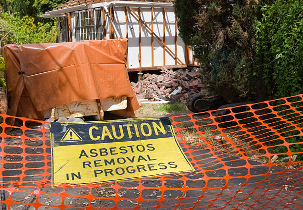 istock Asbestos house demolition sign 182686643