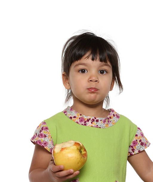linda garota comendo uma maçã - rappud2008 - fotografias e filmes do acervo