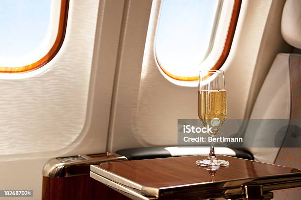Бизнескласс Место С Подается Шампанское — стоковые фотографии и другие картинки Самолёт - Самолёт, Деловая поездка, Шампанское