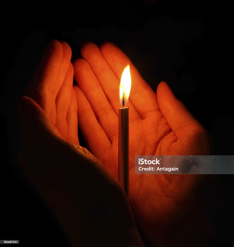 Kerze in Händen - Lizenzfrei Kerze Stock-Foto