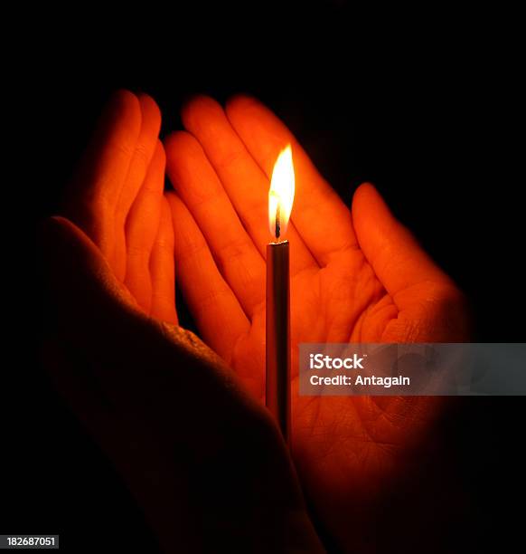 Kerze In Händen Stockfoto und mehr Bilder von Kerze - Kerze, Ostern, Beten