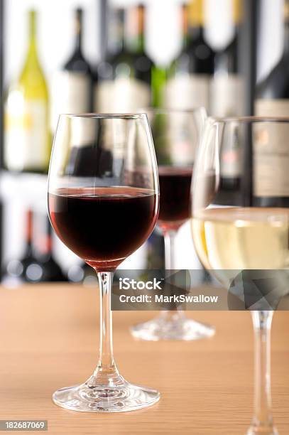 Foto de Degustação De Vinho e mais fotos de stock de Bebida alcoólica - Bebida alcoólica, Comida e bebida, Comércio - Consumismo