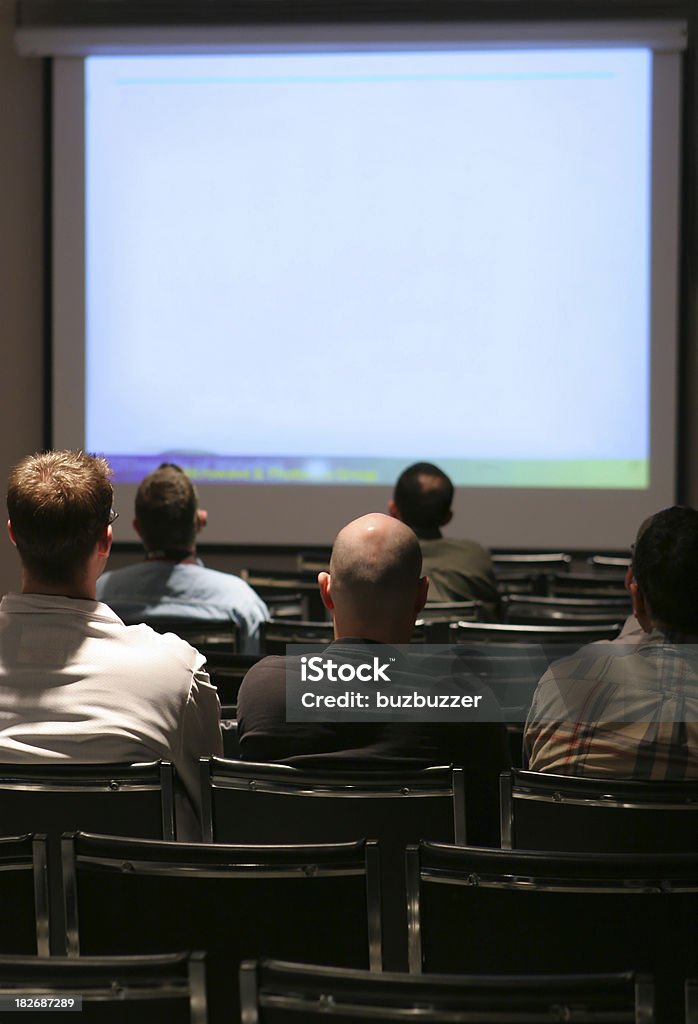 Gens regarder une présentation sur un grand écran - Photo de De grande taille libre de droits