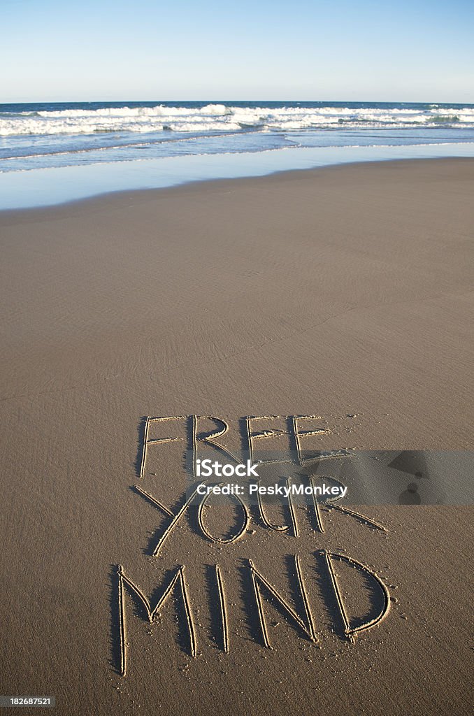 무료 마음을 영감 메시지 수기 on 엠티 모래 해변 - 로열티 프리 0명 스톡 사진