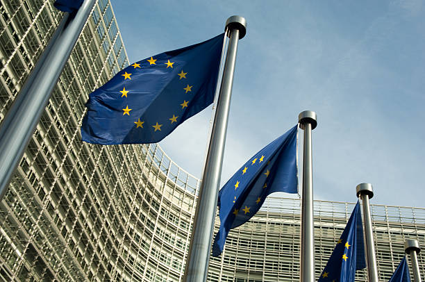Banderas de la UE en el exterior de la Comisión Europea de Bruselas Bélgica - foto de stock
