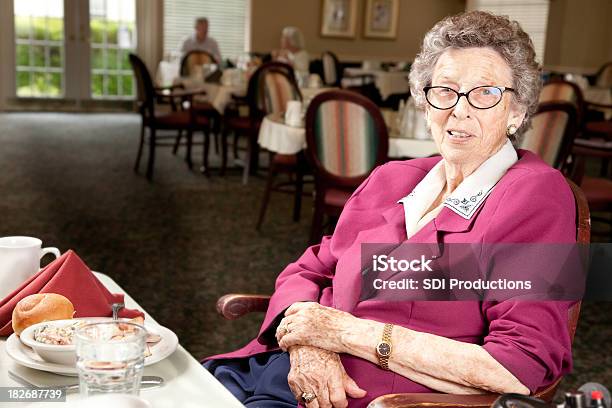 Starszy Dorosły Kobieta Siedzi Na Posiłek W Restauracji Hall - zdjęcia stockowe i więcej obrazów Jeść kolację