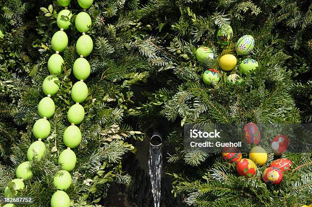 Osterbrunnen С Пасхальные Яйца — стоковые фотографии и другие картинки Без людей - Без людей, Венок, Вода