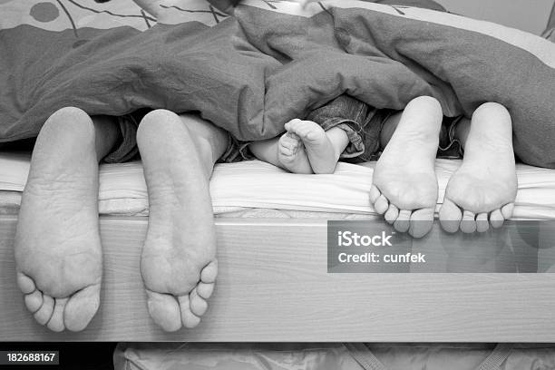 Ноги В Черный И Белый — стоковые фотографии и другие картинки Двое родителей - Двое родителей, Кровать, Младенец