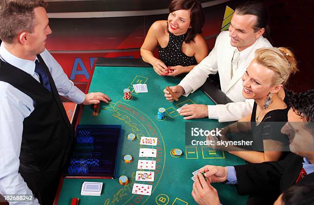 ファッショナブルな人々の Blackjacks テーブルを備えております - カジノディーラーのストックフォトや画像を多数ご用意 - カジノディーラー, テーブル, ブラックジャック・ゲーム